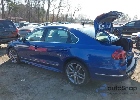 2017 Volkswagen Passat 1.8T R-Line z USA, uszkodzony, nr VIN 1VWDT7A3XHC048994